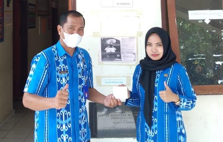 Disdukcapil Kota Kotamobagu Serahkan KTP-El Hasil Jemput Bola di Kelurahan Motoboi Besar