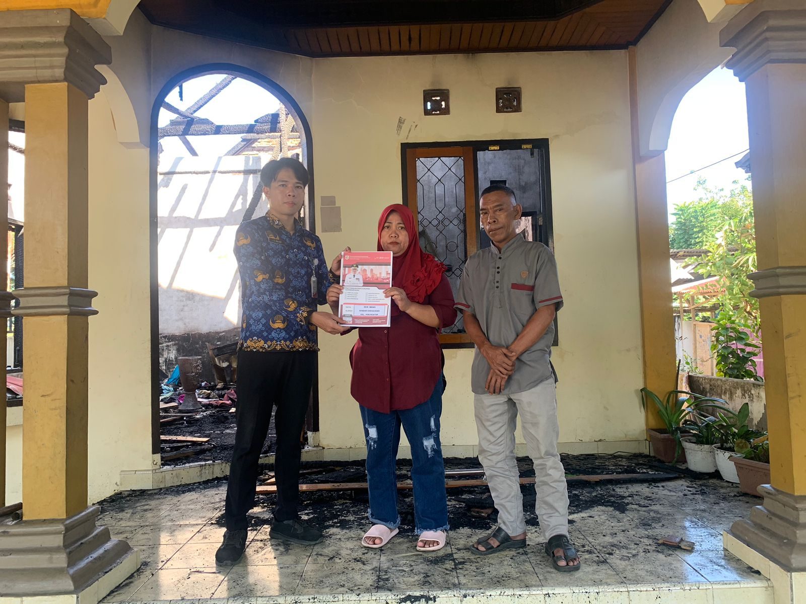 Penyerahan Dokumen Kependudukan pada Korban Kebakaran di Kelurahan Pobundayan